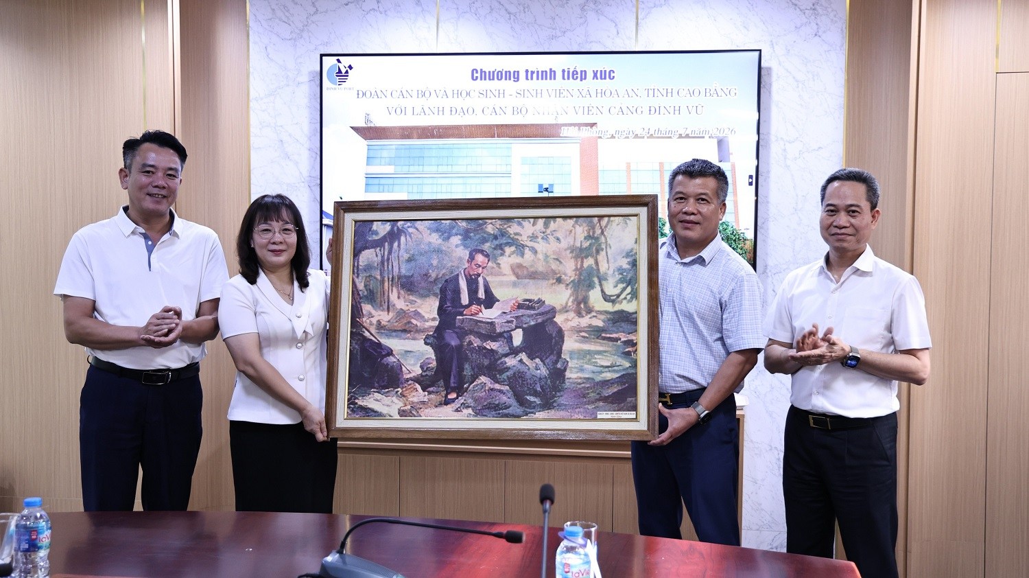Đoàn cán bộ Xã Hòa An tặng Ban lãnh đạo Cảng Đình Vũ bức tranh Chủ tịch Hồ Chí Minh